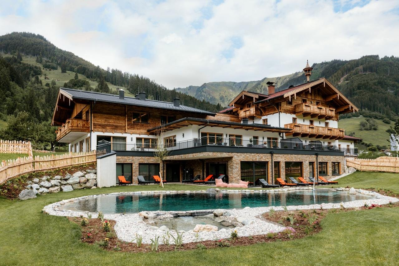 admin_640_1779026448Schmiedhofgut_Teich_Haus.jpg